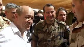 Jean-Yves Le Drian, le ministre de la Défense avec les troups françaises au Mali
