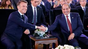 Le président égyptien Abdel Fattah al-Sisi et le président français Emmanuel Macron participent au Forum d'affaires Égypte-France, au Caire, le 7 avril 2025.