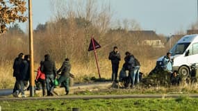 Des migrants près d'un parking le 12 janvier 2018 à Calais