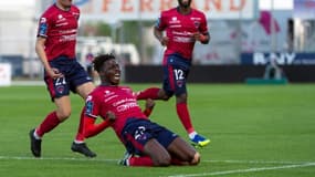 La joie de l'attauquant guinéen de  Clermont, Mohamed Bayo, après avoir marqué contre Sochaux, lors de leur match de L2, le 8 mai 2021 au stade Gabriel-Montpied à Clermont-FerrandAhmet Schaefer, avant le match de L2 contre Sochaux, le 8 mai 2021 au stade Gabriel Montpied à Clermont-Ferrand