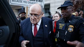 Rudy Giuliani, l'ancien avocat personnel de Donald Trump, quitte le tribunal après avoir obtenu un verdict dans son procès en diffamation, le 15 décembre 2023 à Washington.