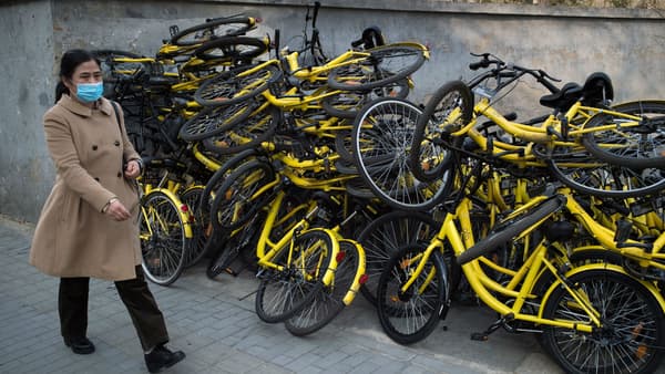 Des vélos Ofo s'entassent sur les trottoirs de Pékin.