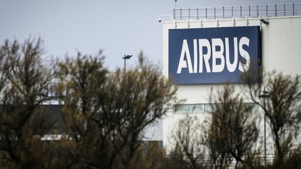 Le logo du constructeur aéronautique Airbus sur la façade d'une usine, à Montoir-de-Bretagne, dans l'ouest de la France, le 3 janvier 2023