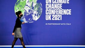 Une participante à la COP26 dans le palais des congrès de Glasgow où se déroule la conférence sur le climat, le 31 octobre 2021