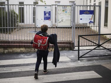 Un enfant près de son école à Caen (Photo d'illustration) en 2018.