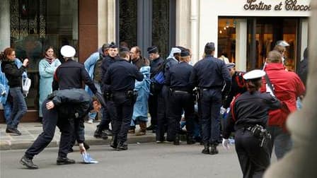 Une quarantaine d'infirmiers anesthésistes ont brièvement manifesté mercredi devant le portail du Palais de l'Elysée pour réclamer une meilleure reconnaissance professionnelle. /Photo prise le 12 mai 2010/REUTERS/Benoît Tessier