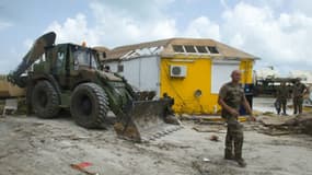Des soldats français évacuent les gravats pour commencer la reconstruction de l'île de Saint-Martin détruite par le passage de l'ouragan Maria, le 27 septembre 2017