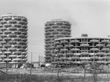 Photo datée du 13 Mars 1973 des tours du "Nouveau Créteil", en construction. Avec leur architecture en épi de maïs, elles ont été dessinées par l'architecte Gérard Grandval.