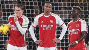 Martin Odegaard avec Gabriel et Bukayo Saka après un but encaissé par Arsenal, décembre 2023