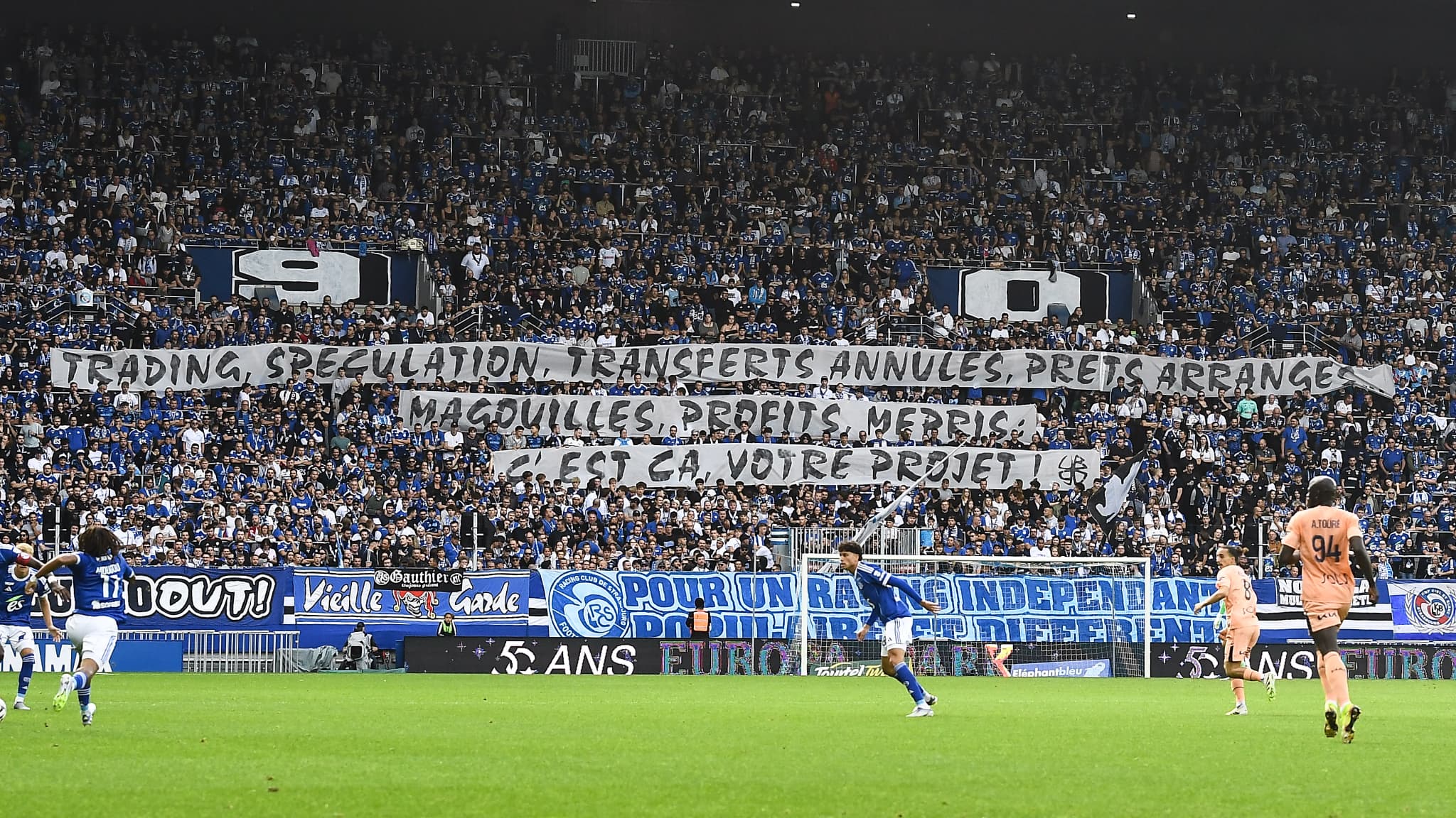 CONFLIT À STRASBOURG: BANDEROLES, STADIERS... LES MESURES DE LA DIRECTION DU RCSA CONTRE LES GROUPES DE SUPPORTERS