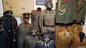 Photo diffusée par la police brésilienne montrant des uniformes nazis retrouvés au domicile d'un homme accusé de pédophilie à Rio de Janeiro, le 6 octobre 2021 