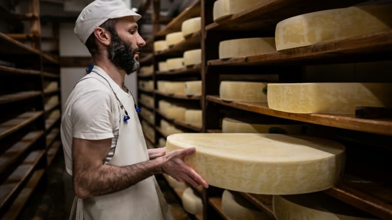 Un employé retourne les meules de Comté à Arc-sous-Cicon, dans le Doubs, le 20 mars 2024 (photo d'illustration).