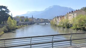Le pont de la Citadelle de Grenoble au-dessus de l'Isère, vu depuis le pont de la Chartreuse.