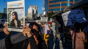 Une femme tient une pancarte lors d'une manifestation pour honorer la mémoire de Mahsa Zhina Amini, le 22 septembre 2022 à Los Angeles, États-Unis.