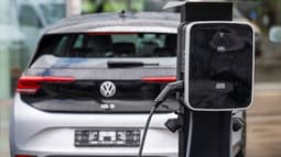 Un boîtier de recharge pour voitures électriques est photographié chez un concessionnaire automobile Moller Bil Volkswagen à proximité d'Oslo, la capitale norvégienne, le 25 septembre 2024. 
