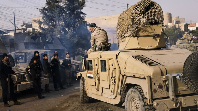 Un soldat irakien assis sur un Humvee, à l'est de Mossoul, le 10 janvier 2017. (Photo d'illustration)