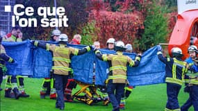 Les pompiers et les secouristes transportent Iris Stalzer, la nouvelle maire élue de Herdecke, sur une civière avant qu'elle ne soit héliportée, à Herdecke, dans l'ouest de l'Allemagne, le 7 octobre 2025, 