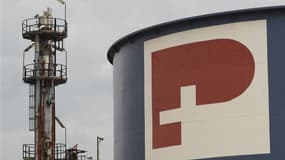 Petroplus a annoncé vendredi qu'il lançait le processus de vente de sa raffinerie de Petit-Couronne, près de Rouen (Seine-Maritime) tout en continuant d'envisager toutes les autres options. Le raffineur suisse a ajouté dans un communiqué qu'il examinait é