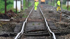 Une ligne de chemin de fer endommagée à la suite de fortes pluies et d'inondations près de Jemelle dans le sud-est de la Belgique, le 16 juillet 2021