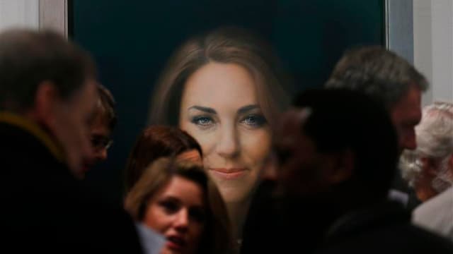 Le premier portrait officiel de Kate Middleton, duchesse de Cambridge et épouse du prince William, a été dévoilé vendredi à la National Portrait Gallery de Londres. L'oeuvre ne fait pas l'unanimité, certains reprochant à son auteur Paul Emsley d'avoir not