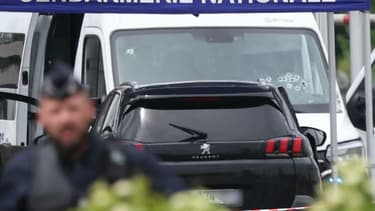 Une camionnette de prison criblée de balles est photographiée sur le site d'une attaque à la bélier qui a eu lieu en fin de matinée contre un péage routier à Incarville, dans l'Eure, dans le nord de la France, le 14 mai 2024.