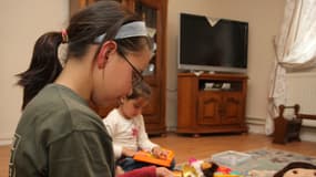 Des enfants devant une télé éteinte