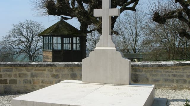 La tombe du général De Gaulle avant l'incident.