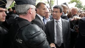Le ministre de l'Intérieur Manuel Valls (à droite) lors de son déplacement à Amiens, au lendemain de violences urbaines dans le quartier Nord de la ville. Dix-sept policiers ont été blessés dans la nuit de lundi à mardi lors d'événements qui ont incité Fr