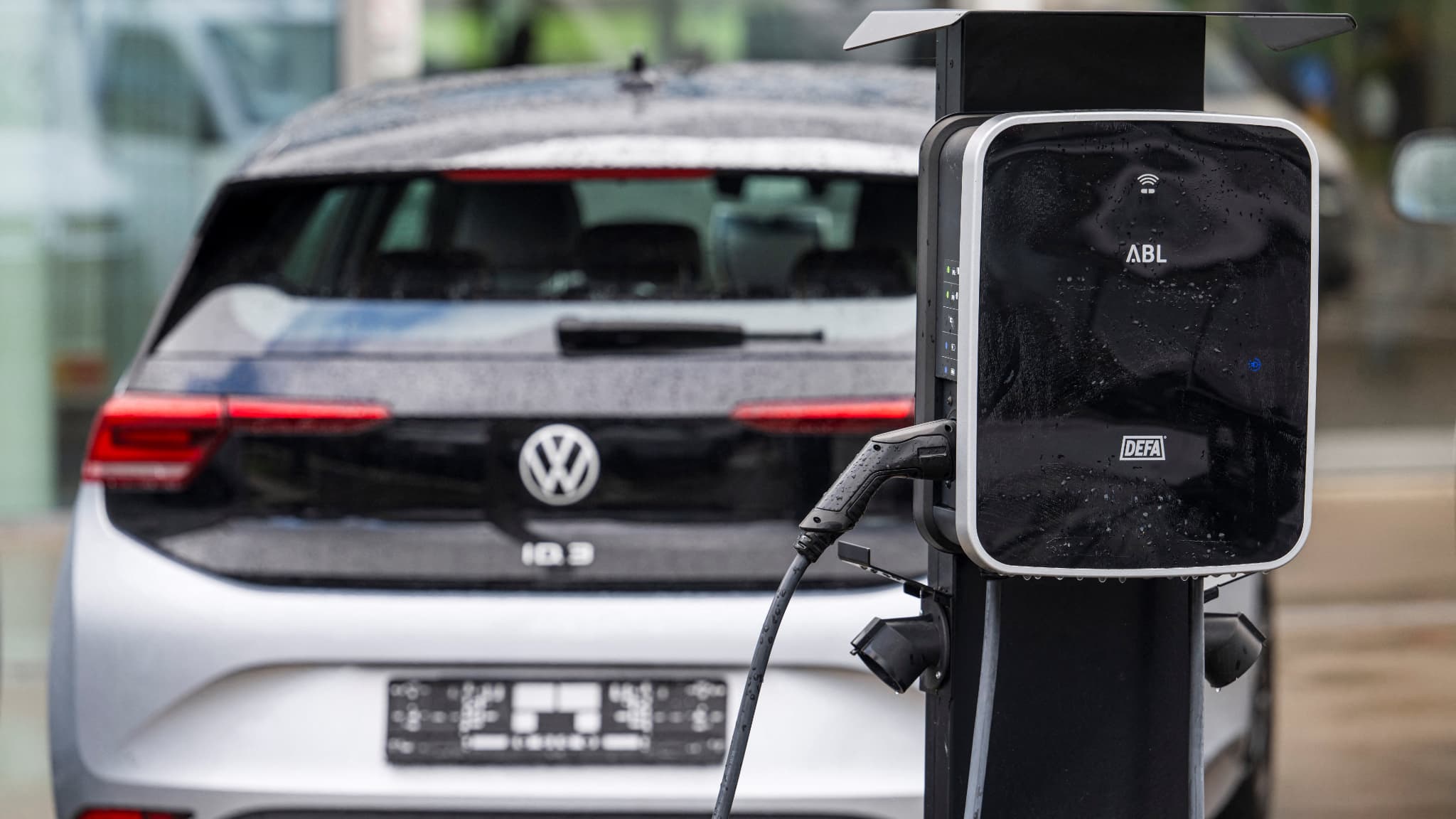 INTERDICTION DE VENTES DES VOITURES THERMIQUES NEUVES EN 2035: LES OPÉRATEURS DE RECHARGE CRAIGNENT UN "REVIREMENT" DE L'EUROPE