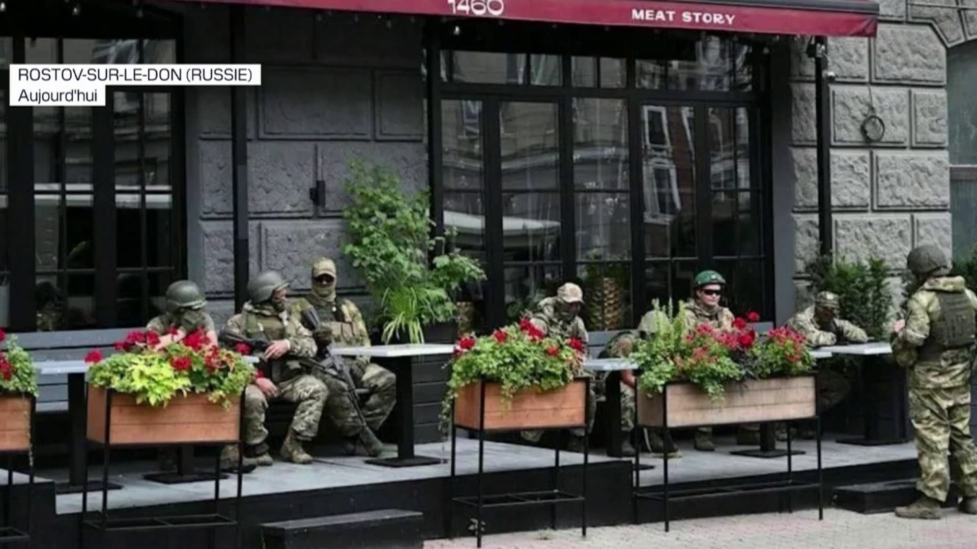 Des combattants de Wagner en terrasse d'un café à Rostov-sur-le-Don, le 24 juin 2023 Des combattants de Wagner en terrasse d'un café à Rostov-sur-le-Don, le 24 juin 2023