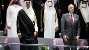 L'Emir du Qatar Sheikh Tamim bin Hamad Al-Thani et le président de la Fifa Gianni Infantino lors de la finale de la Qatar Amir Cup, le 18 mars 2022 à Doha