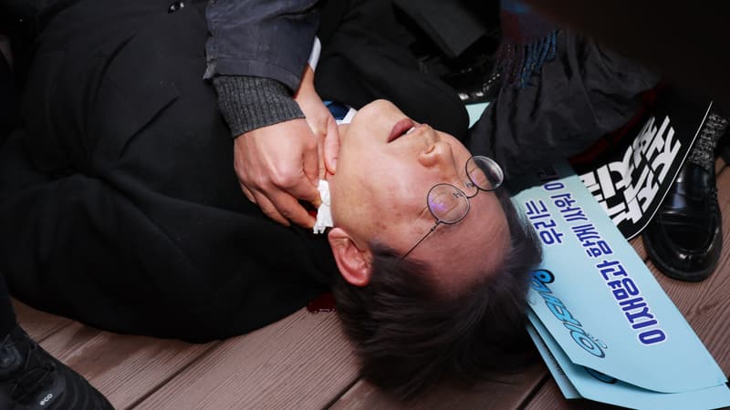 Le leader sud coréen du Parti démocrate, Lee Jae-myung à Busan le 2 janvier après avoir été poignardé 