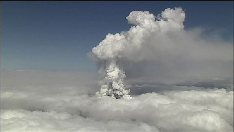 Le Mont Ontake en éruption 