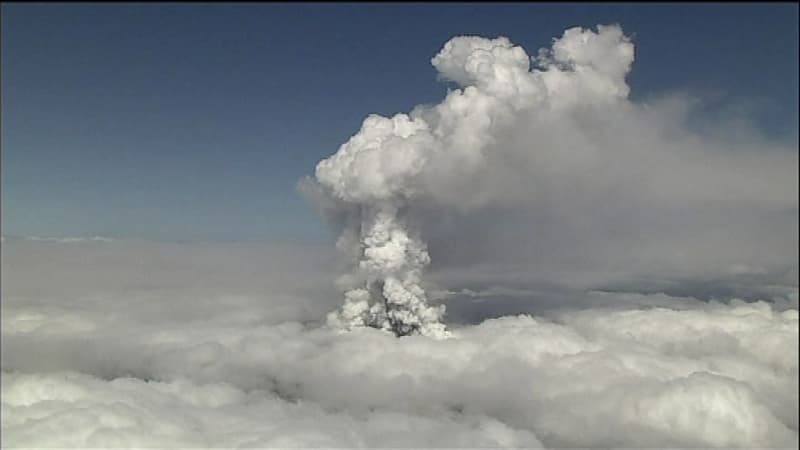 Le Mont Ontake en éruption 