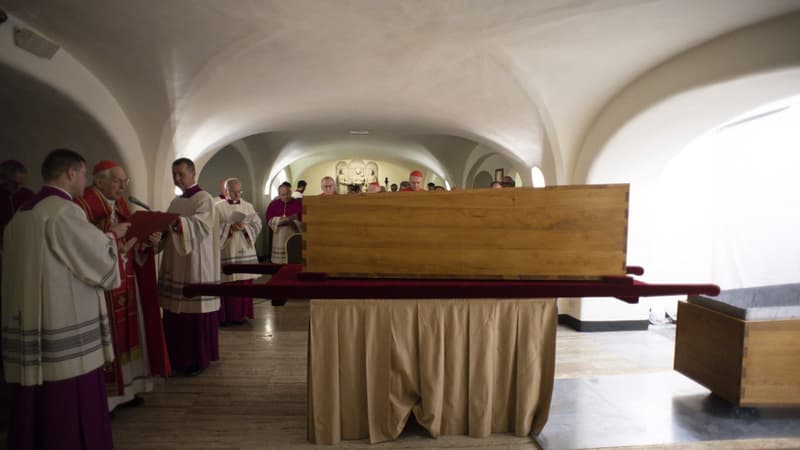Ultime rite autour du cercueil de Benoît XVI dans les grottes du Vatican. 