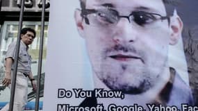 Edward Snowden, qui se trouve à l'aéroport de Moscou depuis le 22 juin, va demander l'asile politique à la Russie.
