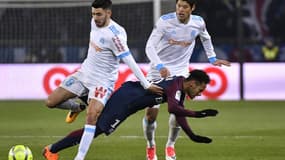 Neymar entre Sanson et Sakai