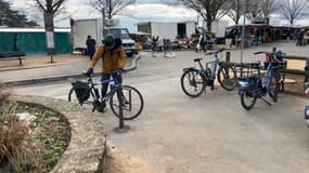 Le moyen de transport pourrait être utile depuis la ville de Lyon en raison d'une montée parfois décourageante pour rejoindre la commune.