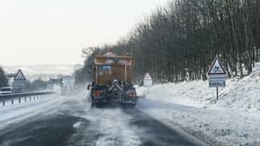 Une saleuse sur une route de l'Ouest de la France mercredi 10 janvier.