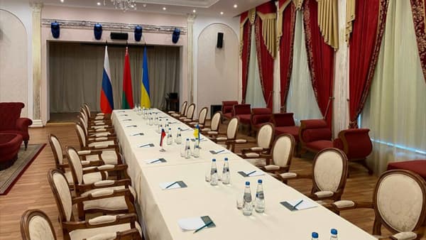 Le ministère bélarusse des Affaires étrangères a posté une photo de la table des négociations entre l'Ukraine et la Russie