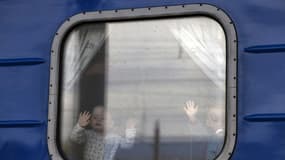 Des enfants à la vitre d'un train qui va les évacuer de l'Est de l'Ukraine en guerre, dans la gare de Sloviansk, le 12 avril 2022 (illustration)