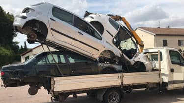 La camionnette avec sa surcharge de près de 2 tonnes.