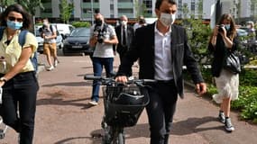 Le candidat écologiste Grégory Doucet arrive pour voter au second tour des municipales, le 28 juin 2020 à Lyon 