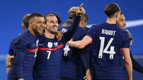 Kylian Mbappé et Antoine Griezmann lors de France-Galles