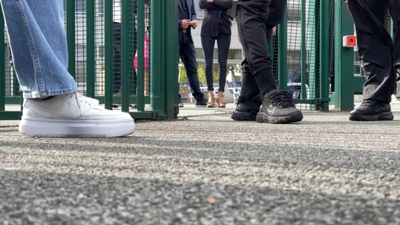 Des élèves devant un lycée de Poissy (illustration).