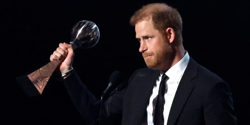 Le prince Harry, recevant le Pat Tillman Award lors des ESPY Awards au Dolby Theatre le 11 juillet 2024 à Hollywood.