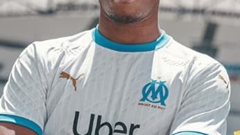 Boubacar Kamara (OM) avec le nouveau maillot domicile Boubacar Kamara (OM) avec le nouveau maillot domicile