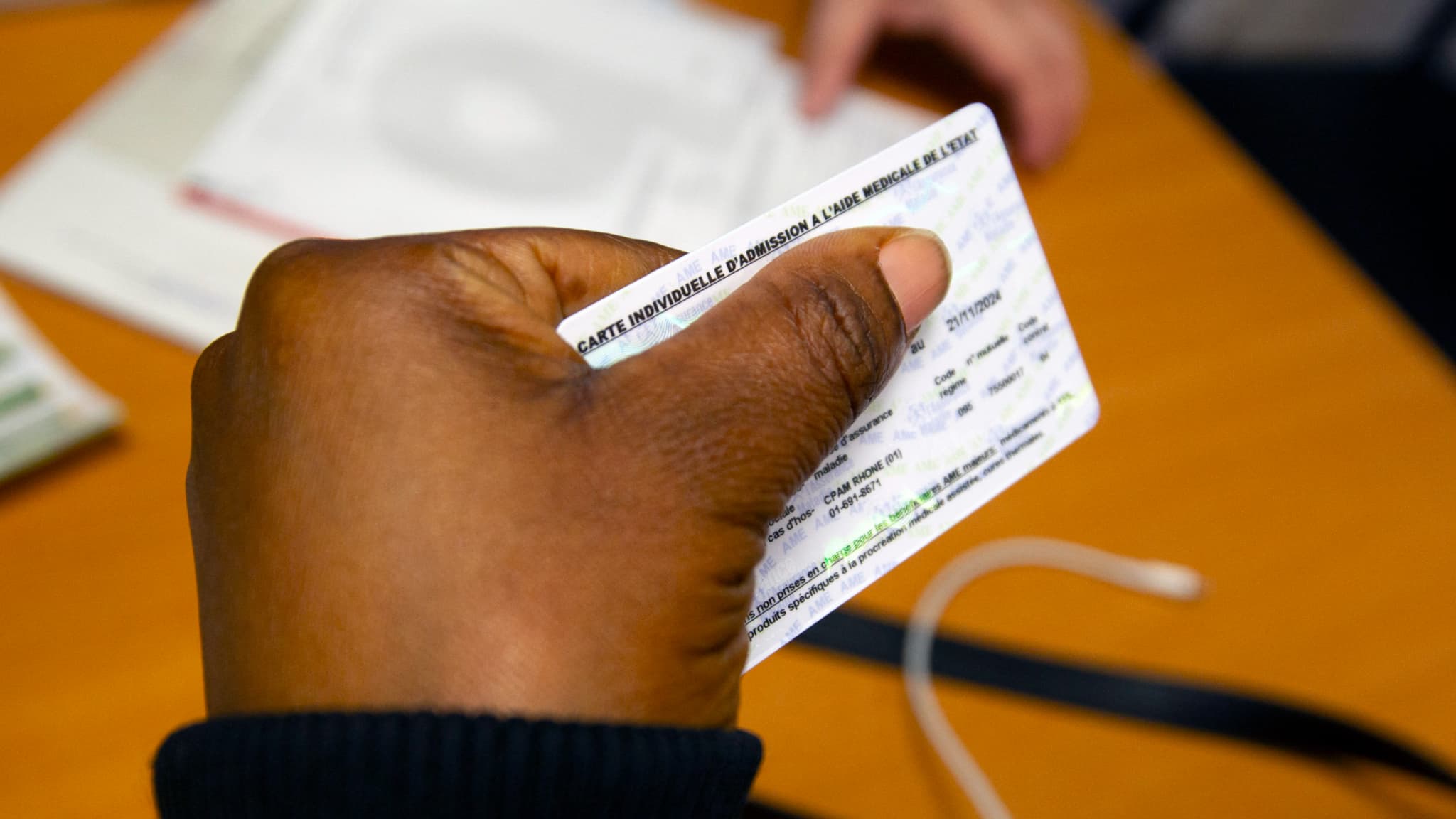BALNÉOTHÉRAPIE, HOSPITALISATIONS... CE QUE PREND VRAIMENT EN CHARGE L'AIDE MÉDICALE D'ÉTAT (QUI NE REPRÉSENTE QUE 0,4% DES DÉPENSES D'ASSURANCE MALADIE)
