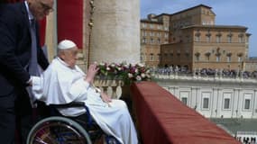 Le pape François apparaît au balcon de la basilique Saint-Pierre pour Pâques, le 20 avril 2025.