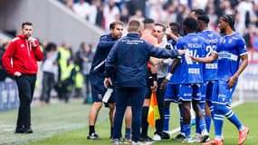 Christophe Pélissier et les Auxerrois contestent une décision de Jérémy Stinat lors d'OL-AJA, le 27 octobre 2024.